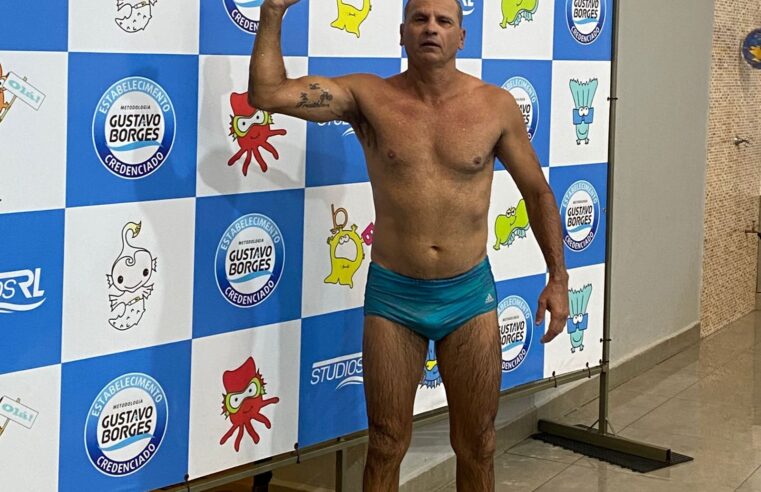 Triatleta participa da maratona de natação