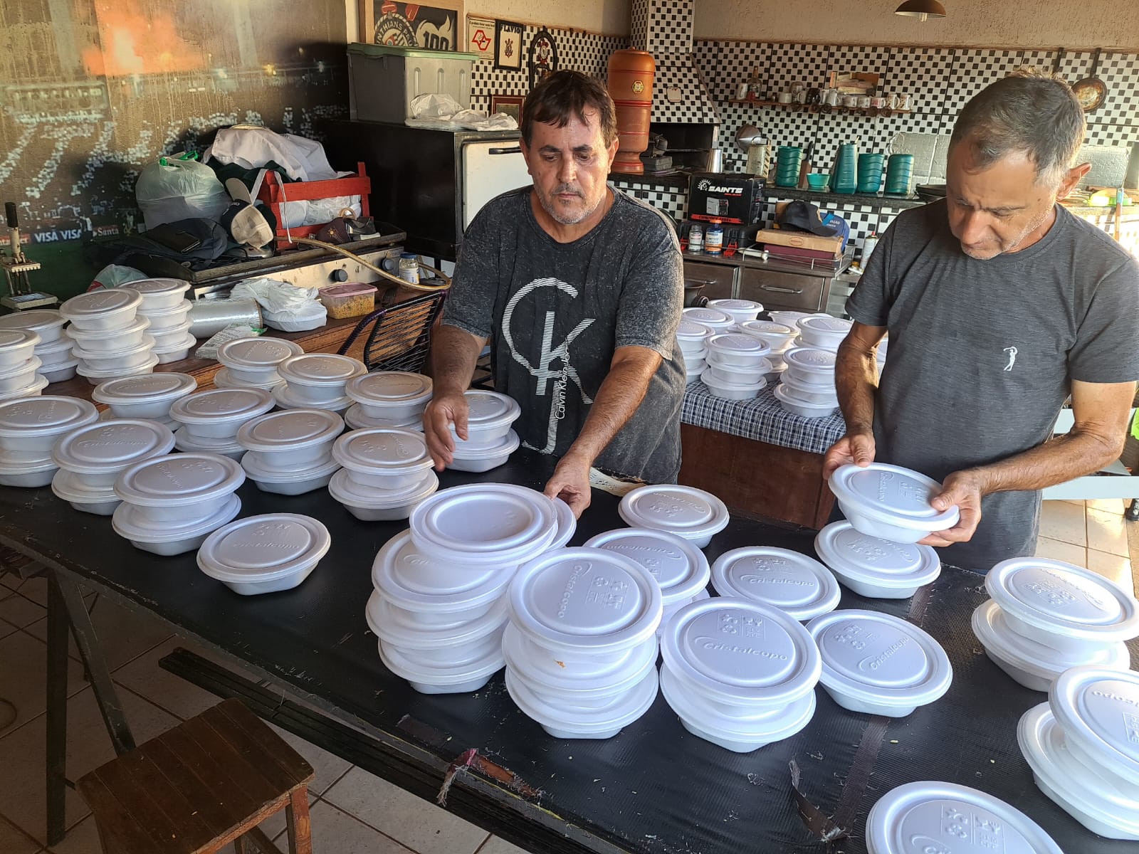 Cozinheiros distribuem marmitex em galinhada solidária