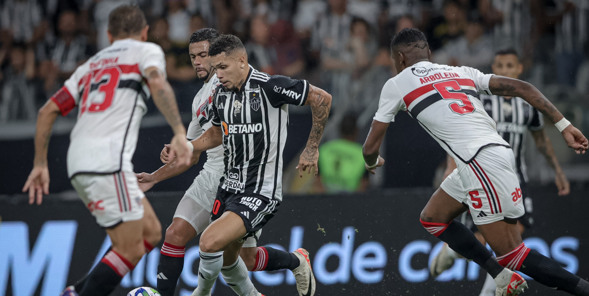 Atlético-MG vence o São Paulo e empata com o Palmeiras