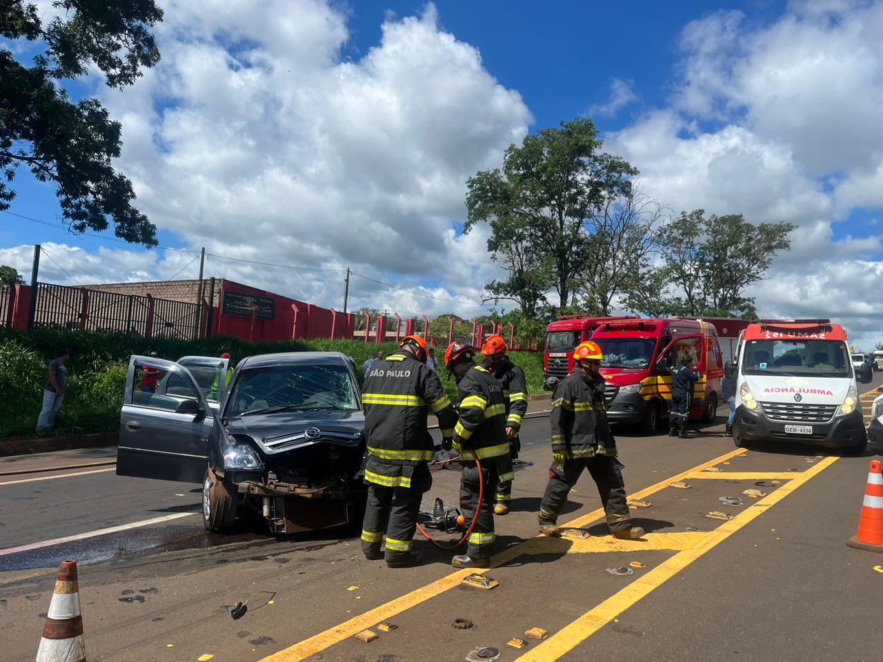 Acidente mobiliza Corpo de Bombeiros e SAMU  na Assis Chateaubriand