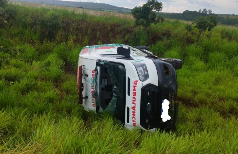 Ambulância perde controle da direção e tomba na BR262