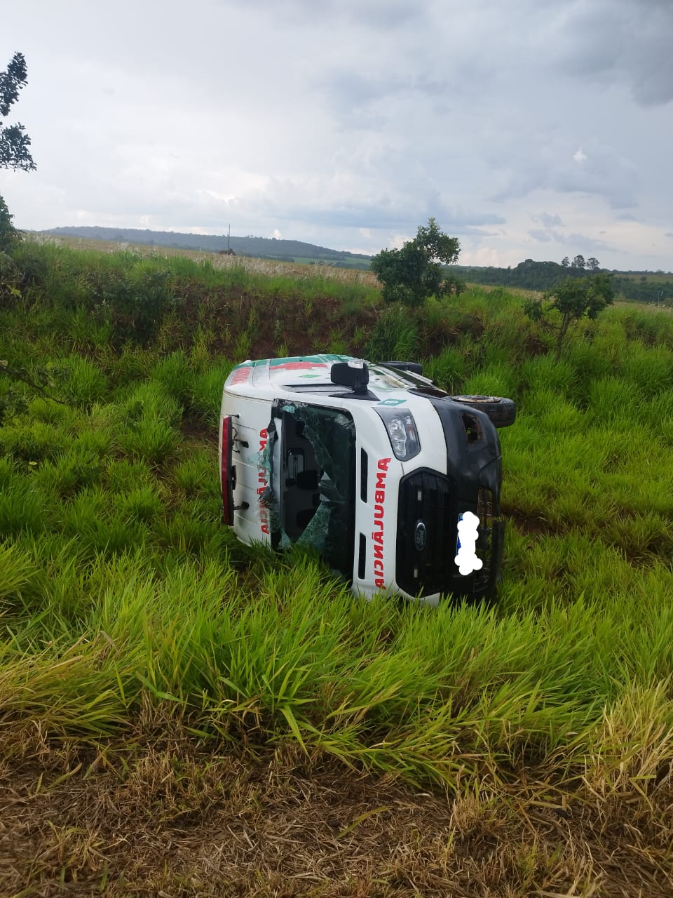 Ambulância perde controle da direção e tomba na BR262