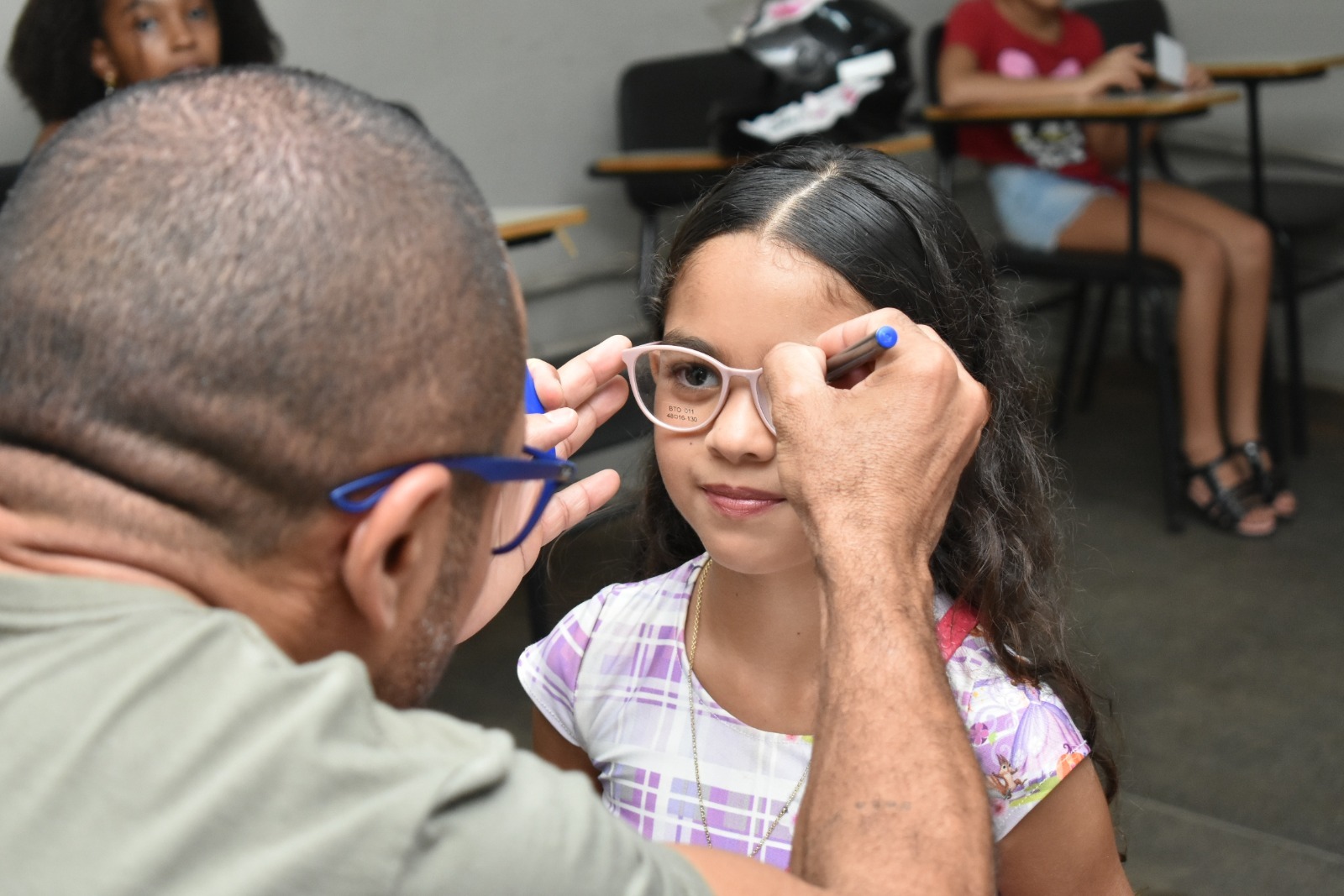 Alunos da Rede Municipal de Ensino de Barretos realizam prova de óculos