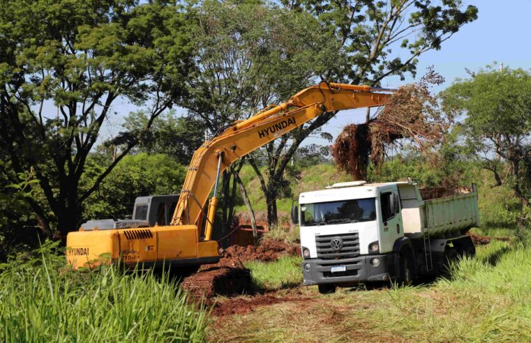 Programa Rios Vivos inicia desassoreamento do córrego Pitangueiras em Barretos