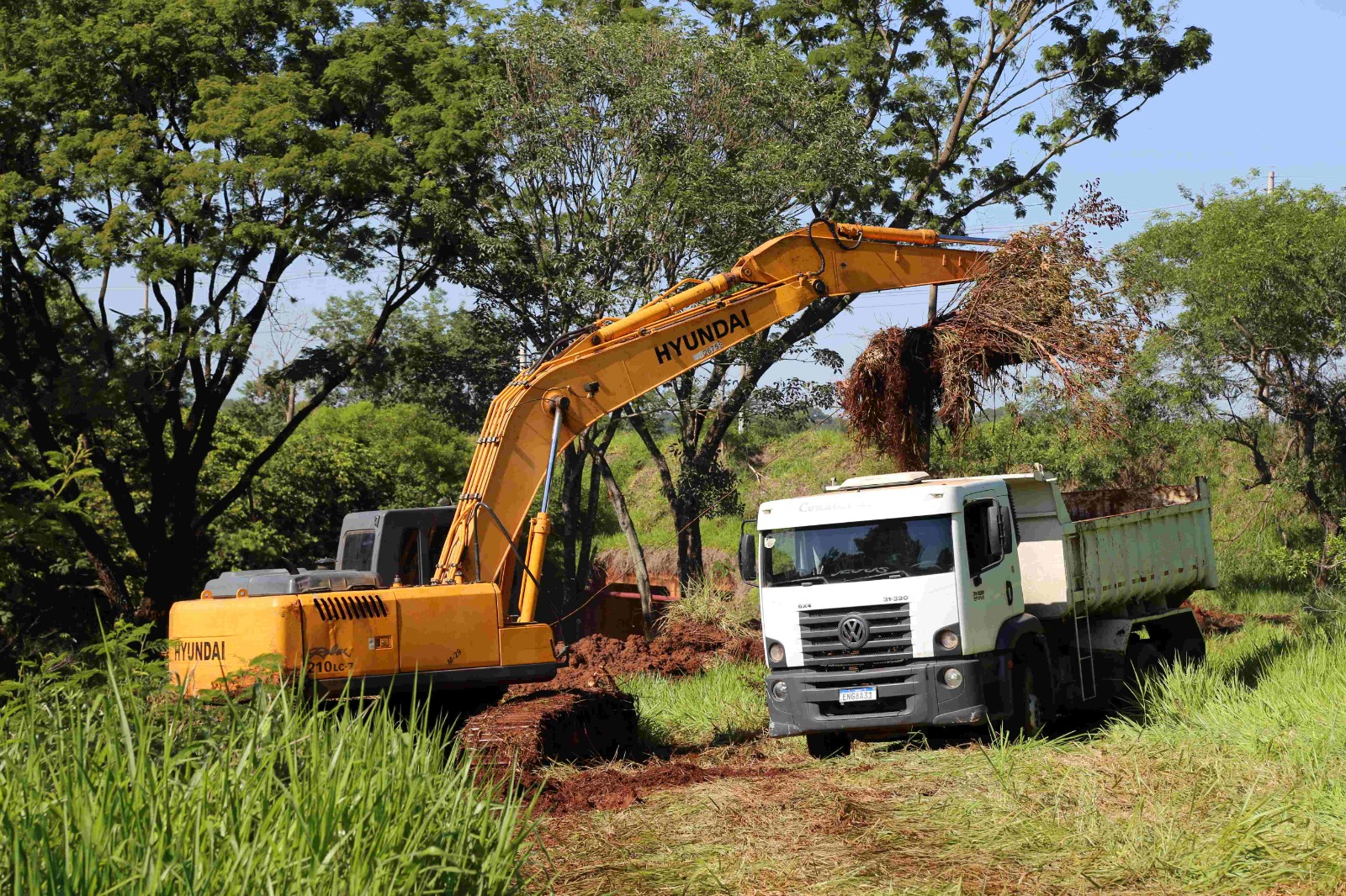 Programa Rios Vivos inicia desassoreamento do córrego Pitangueiras em Barretos