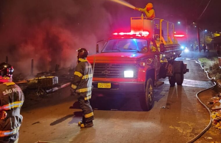 Incêndio atinge barracos em matinha do bairro Nadir Kenan