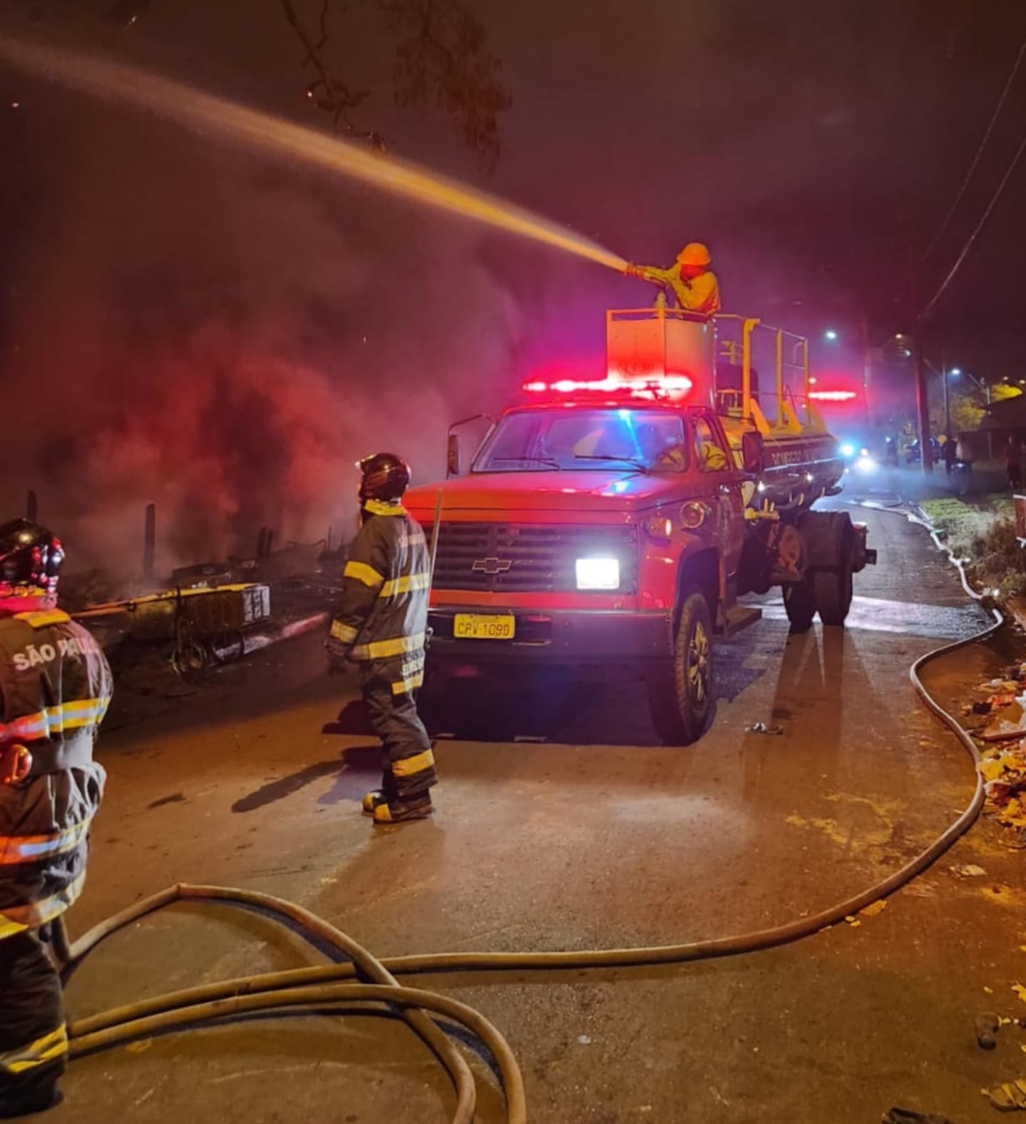 Incêndio atinge barracos em matinha do bairro Nadir Kenan