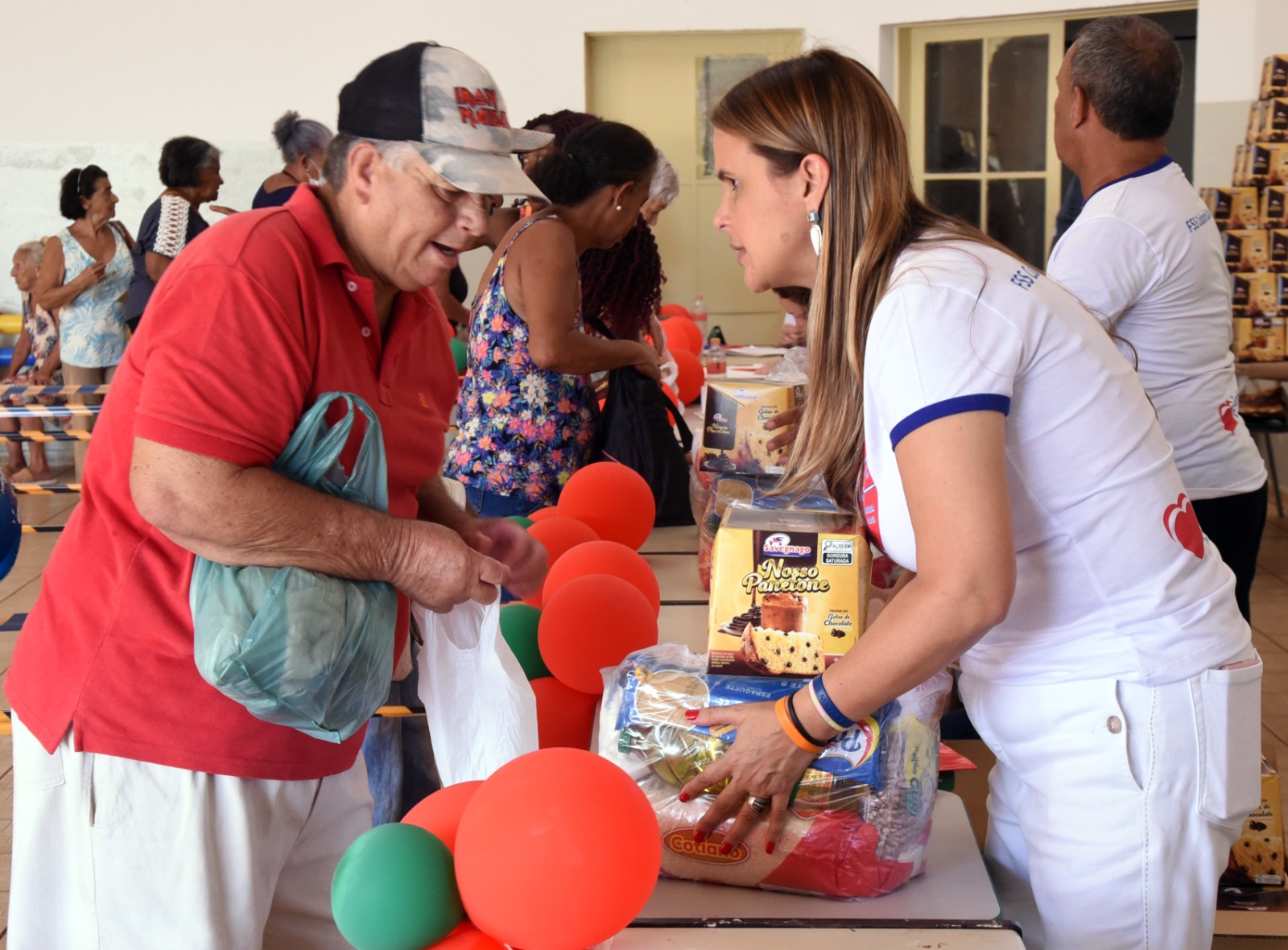 Campanha Natal de Luz entrega cestas, frangos, panetones e brinquedos para famílias de Barretos