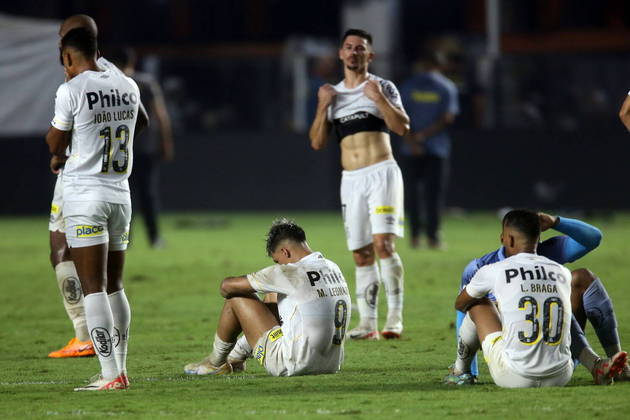 Santos perde na Vila Belmiro e está rebaixado a Série B do Brasileirão