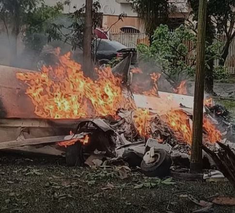 Avião monomotor cai em praça de Jaboticabal e cinco pessoas morrem