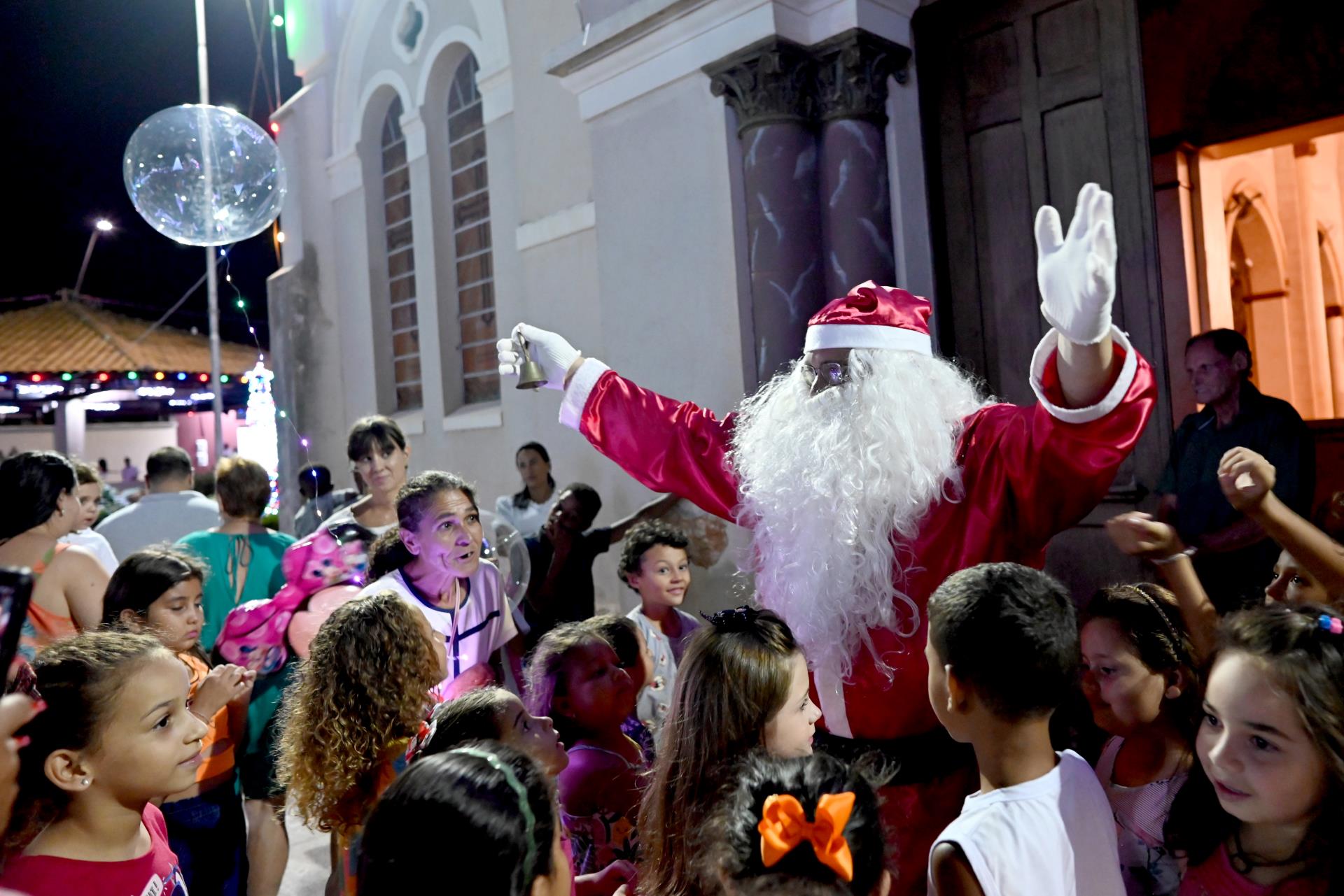 Festividades Natalinas: Colina inaugura decoração e iluminação com chegada do Papai Noel