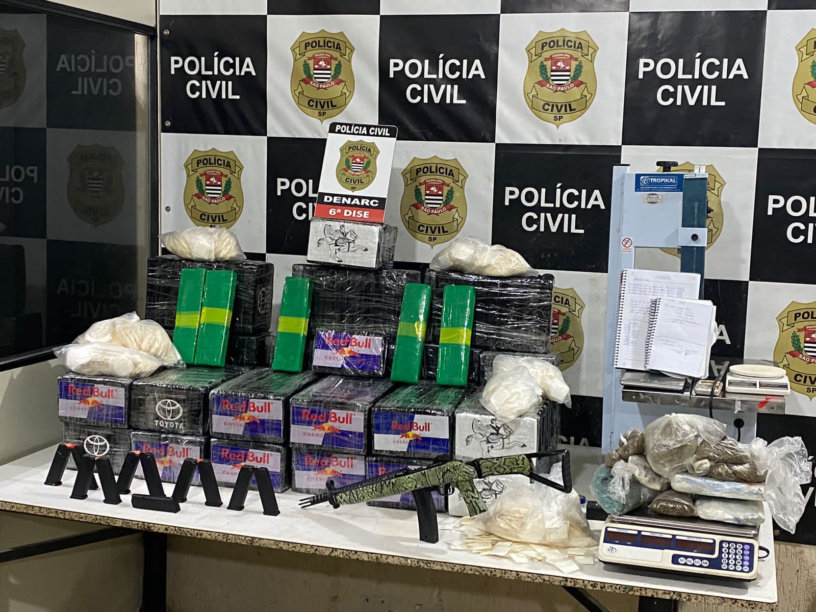 Dupla é presa com mais de 9 mil porções de drogas que abasteceriam tráfico na zona sul