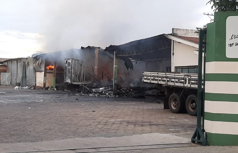 Incêndio de grandes proporções atinge empresa de Barretos