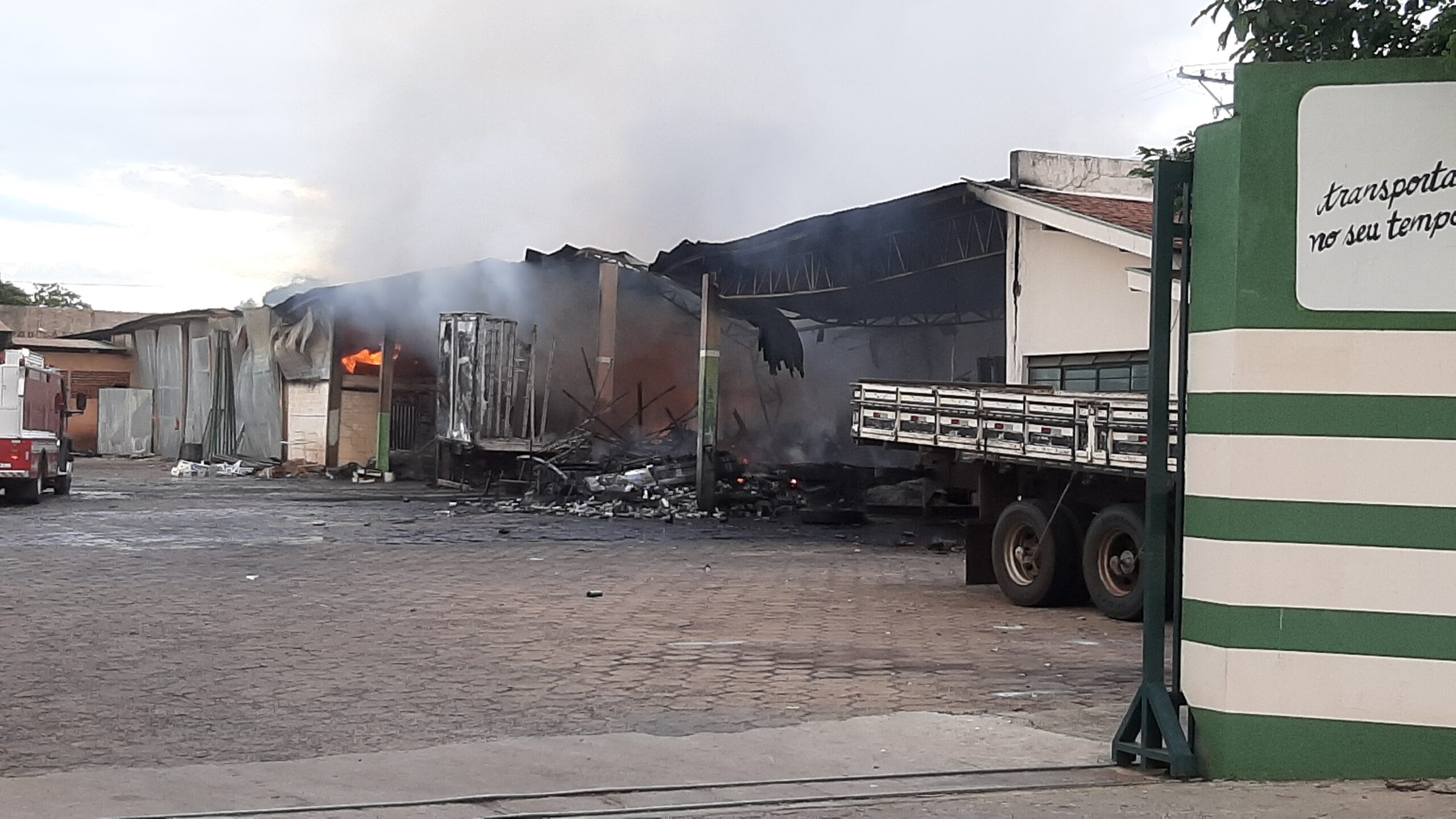 Incêndio de grandes proporções atinge empresa de Barretos