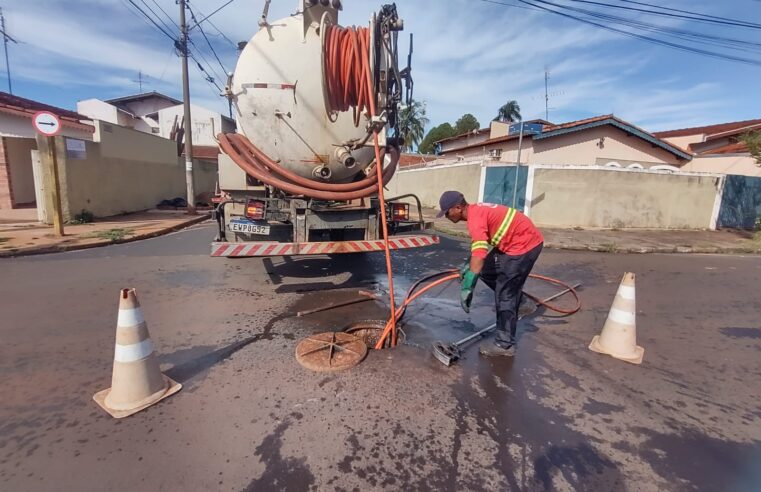 Rede de esgoto do bairro Baroni passa por manutenção preventiva