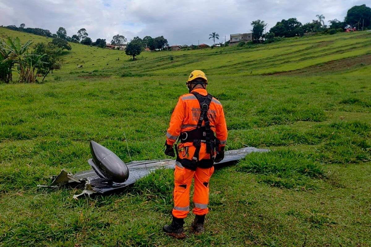 Avião cai em MG e deixa sete mortos