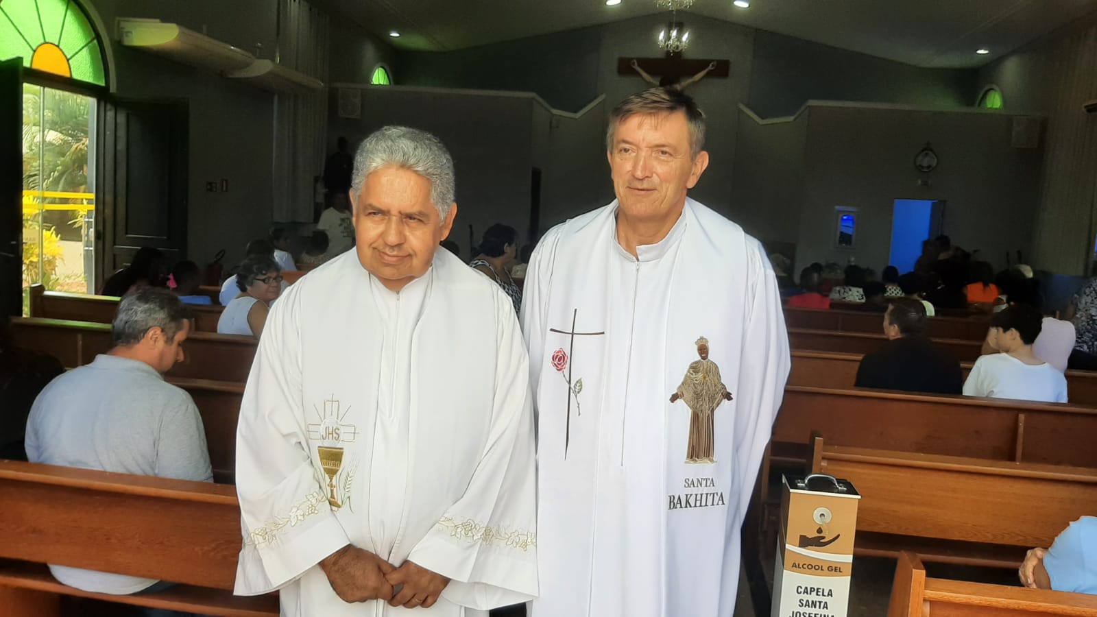 Padre celebra 26 anos de vida sacerdotal com missa e bolo