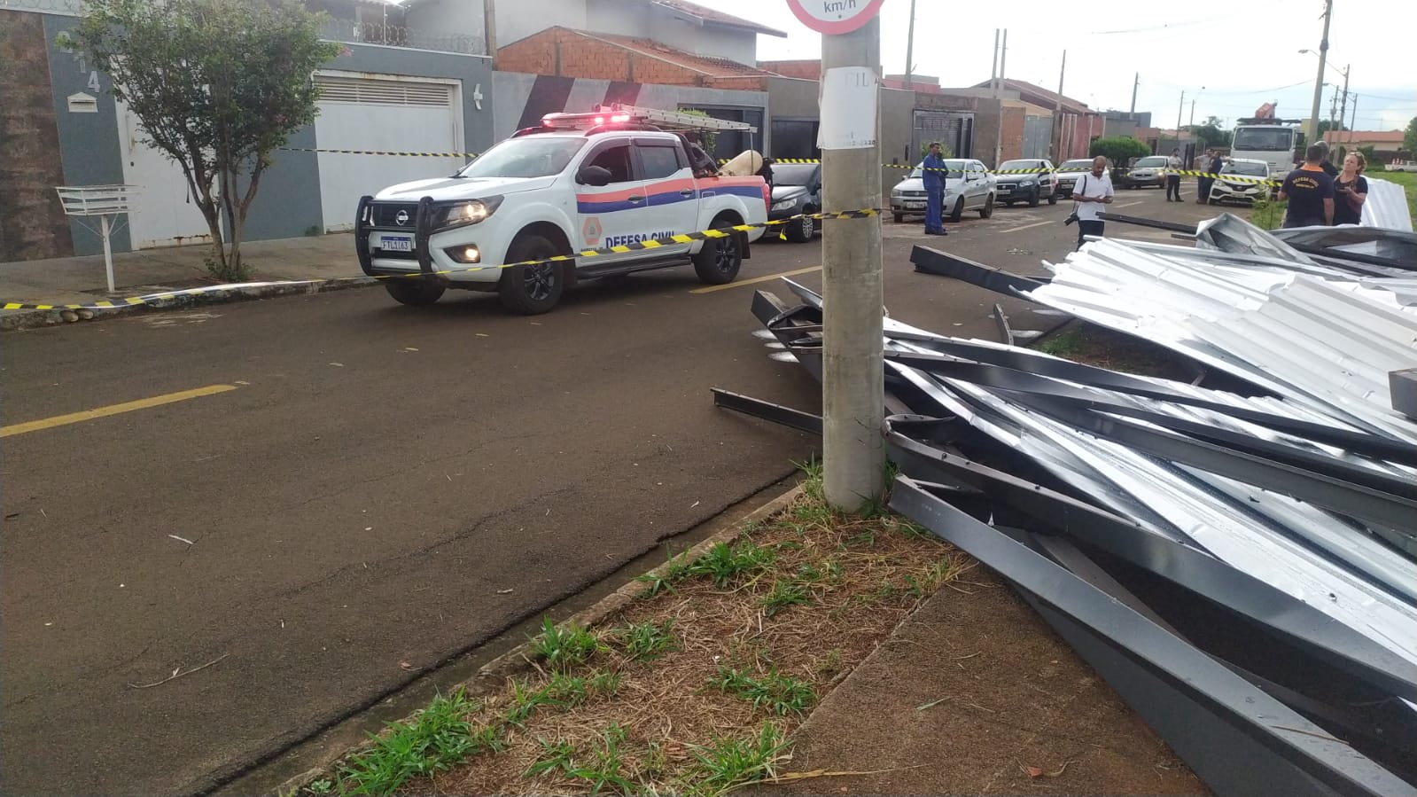 Vendaval provoca queda de poste, barracão e árvores em Barretos