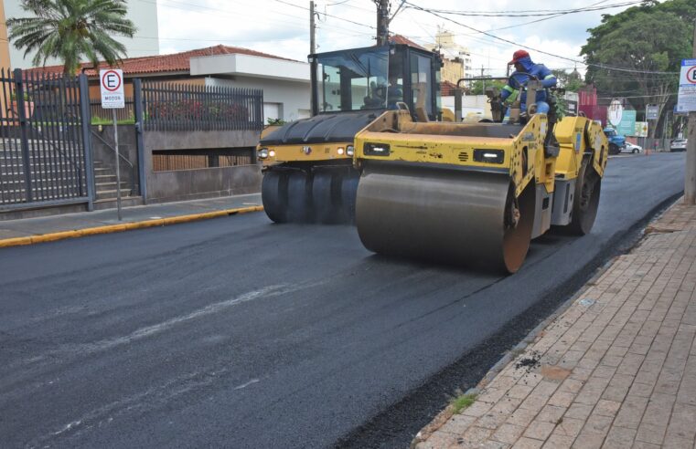 Vias do centro de Barretos recebem novo recapeamento asfáltico