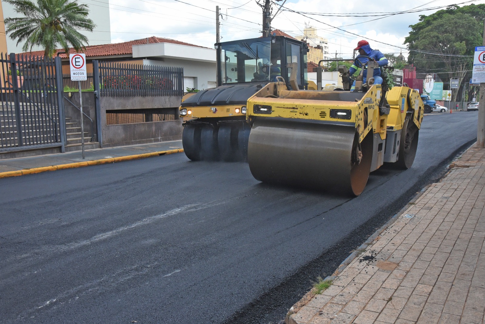 Vias do centro de Barretos recebem novo recapeamento asfáltico