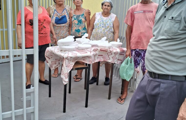 Padre coordena distribuição de marmitas em comunidade do Santana