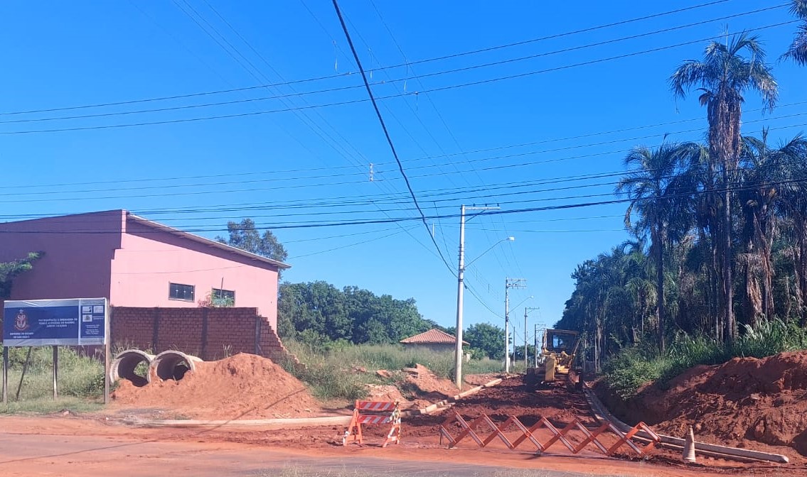 Prefeitura inicia regularização da pavimentação asfaltica da Rua dos Curiós