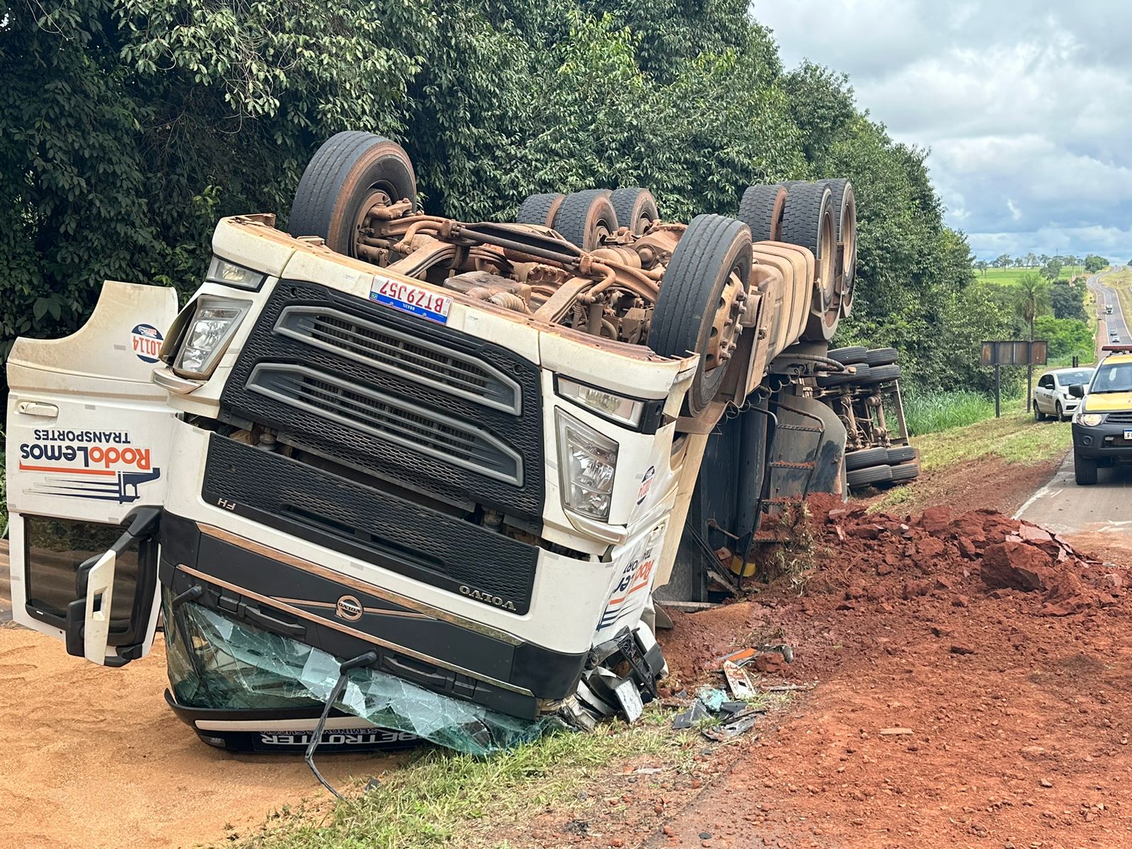 Carreta carregada tomba na Faria Lima