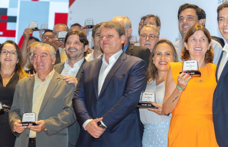 Barretos recebe troféu “Município Destaque na Alfabetização”