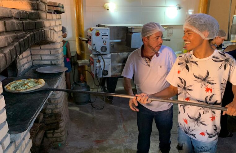 Participantes do curso de pizzaiolo realizam aula prática nesta terça-feira, dia 27