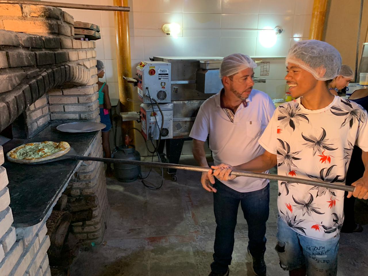 Participantes do curso de pizzaiolo realizam aula prática nesta terça-feira, dia 27