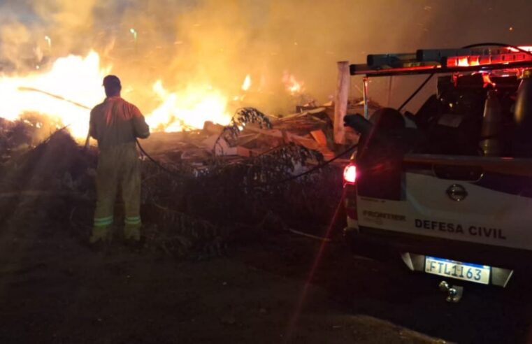 Defesa Civil combate incêndio no Ecoponto do Barretos 2