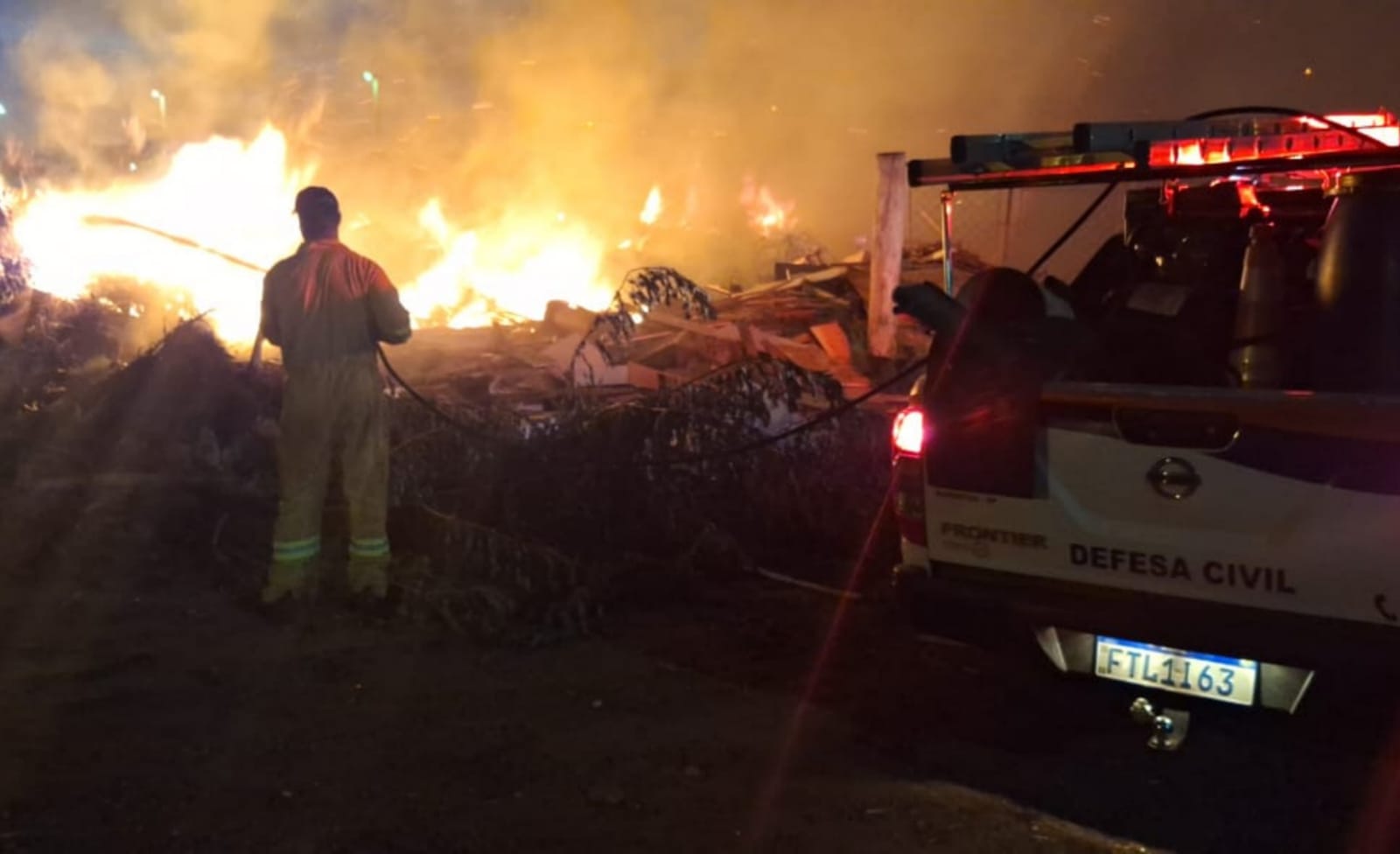 Defesa Civil combate incêndio no Ecoponto do Barretos 2