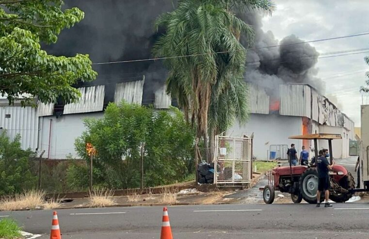 Corpo de Bombeiros apaga incêndio na Americanflex em Rio Preto