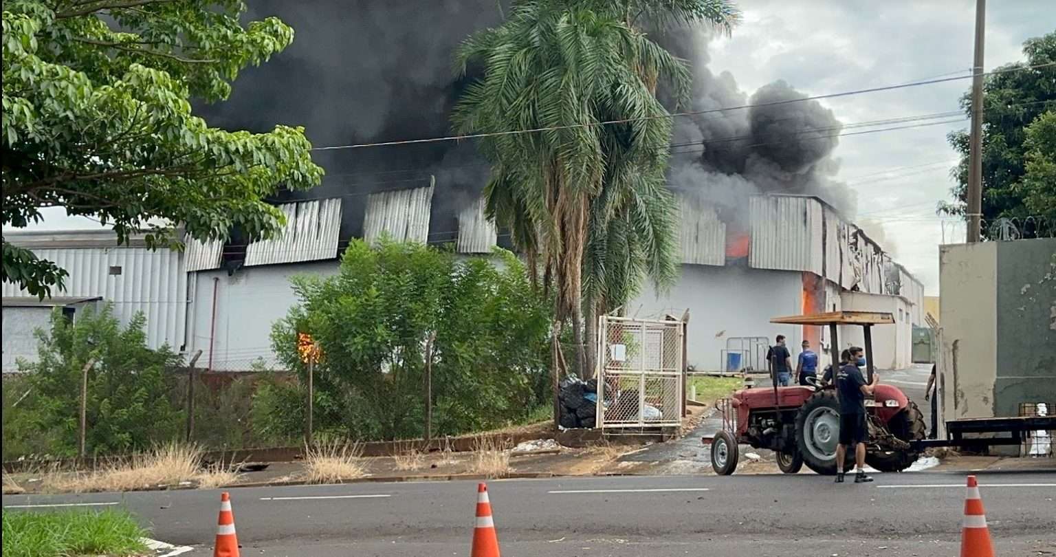 Corpo de Bombeiros apaga incêndio na Americanflex em Rio Preto