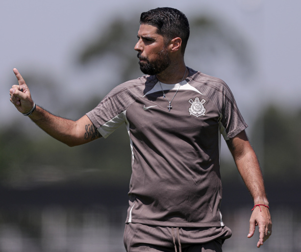 Corinthians oficializa técnico Antônio Oliveira