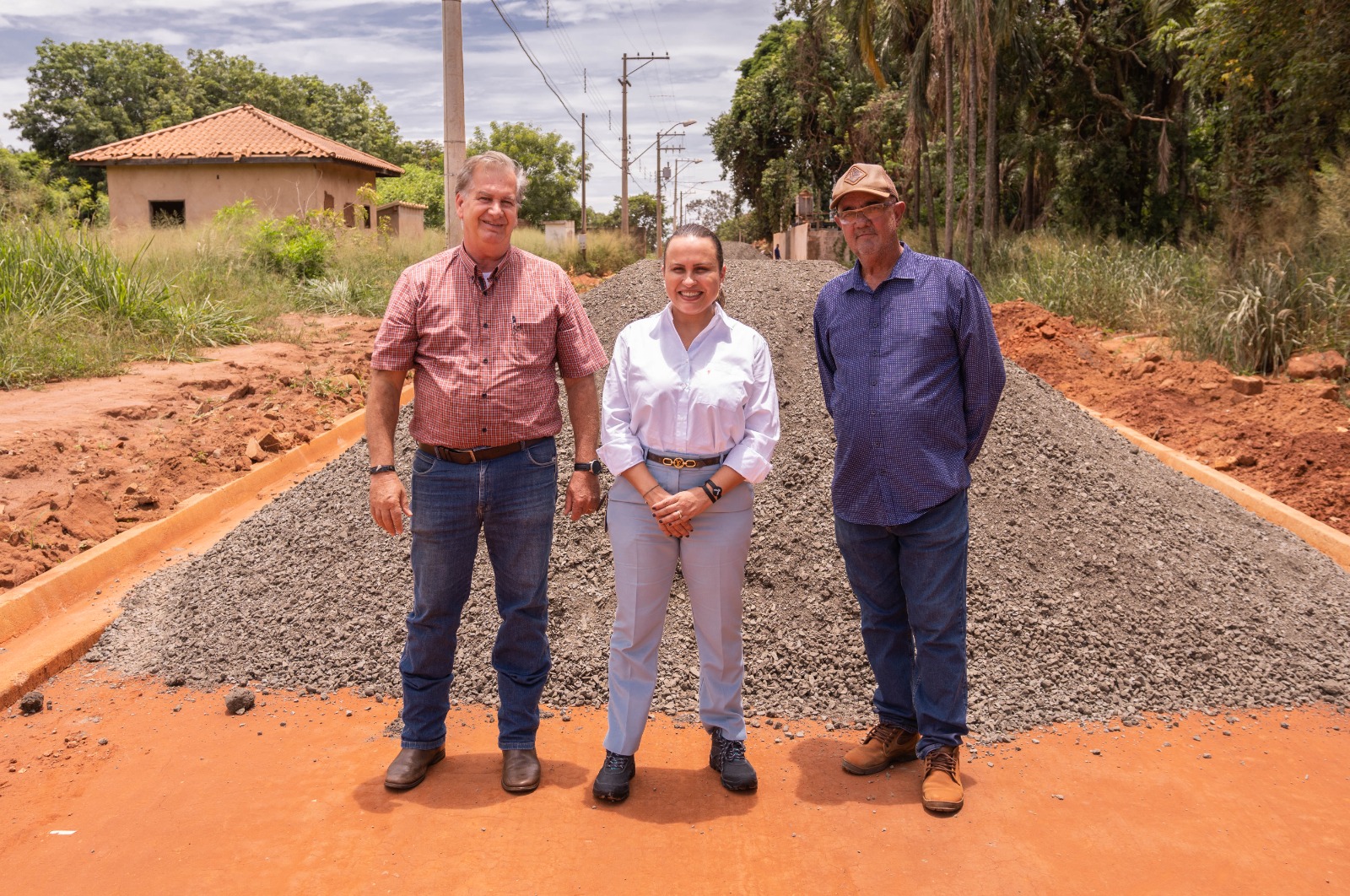 Jardim Caiçara: Rua dos Curiós é preparada para pavimentação