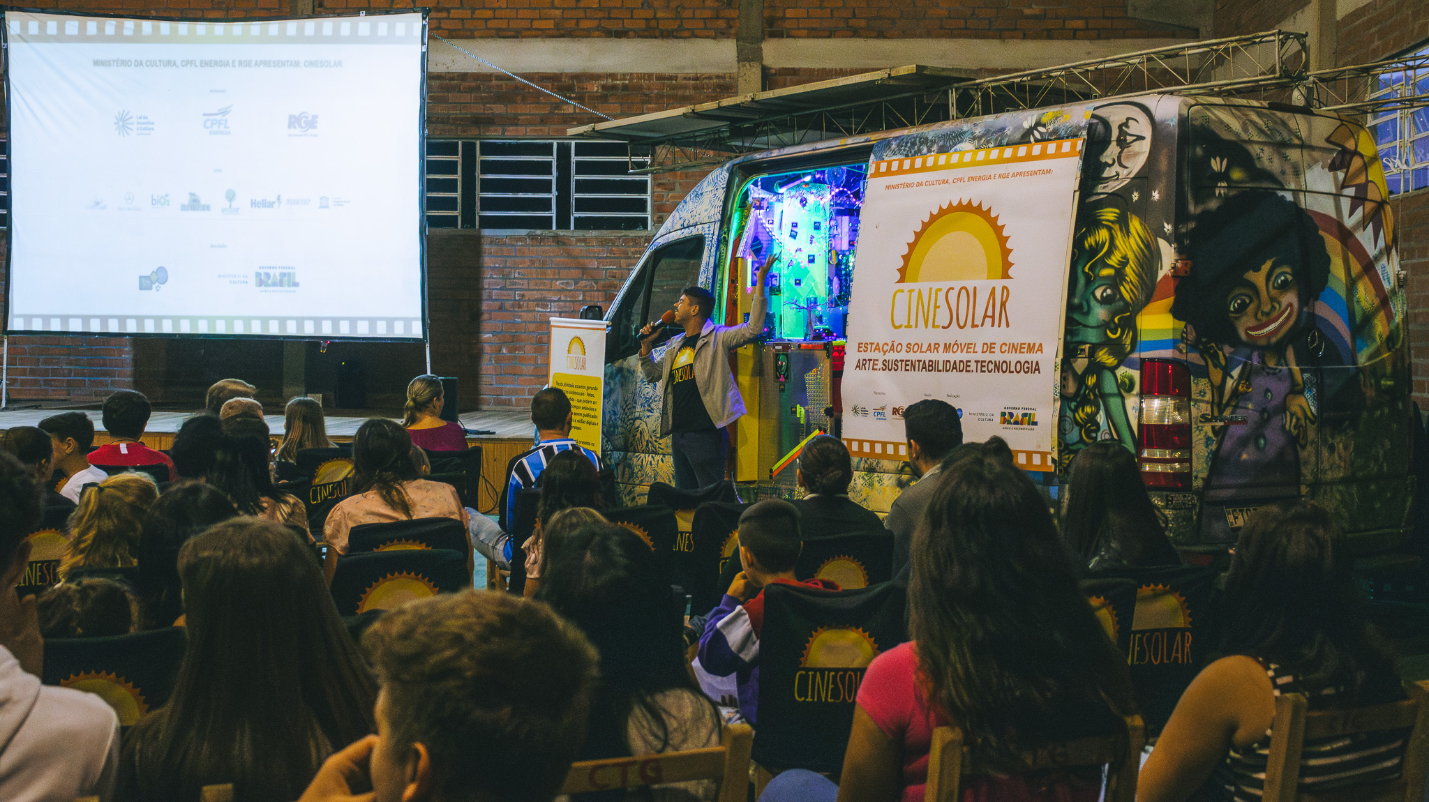 Furgão do CineSolar estaciona em Barretos com sessões de cinema movido a energia solar, pipoca e atrações de graça para todos