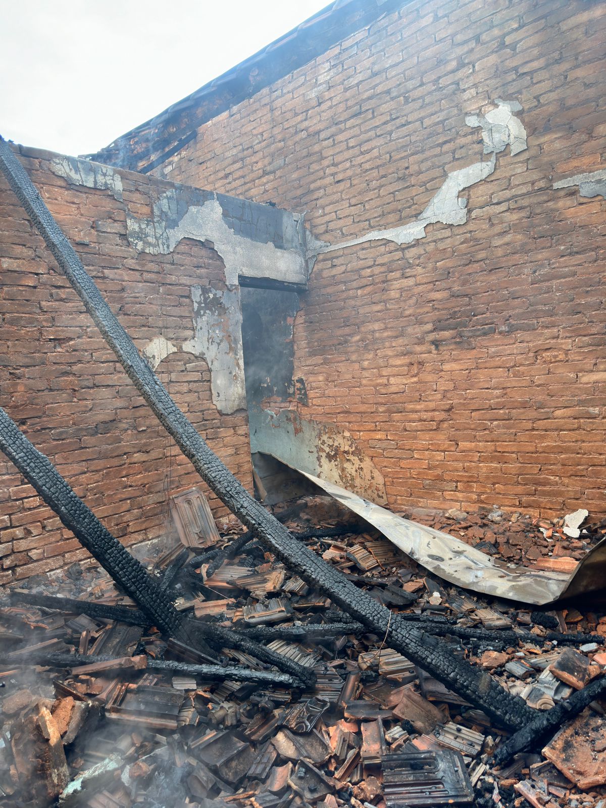 Bombeiros combatem incêndio em residência no bairro Gomes