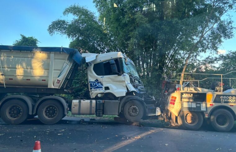 Carreta colide em máquina que trabalha na reforma Faria Lima