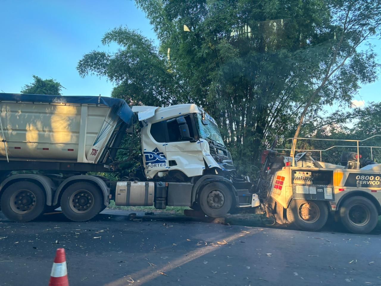 Carreta colide em máquina que trabalha na reforma Faria Lima