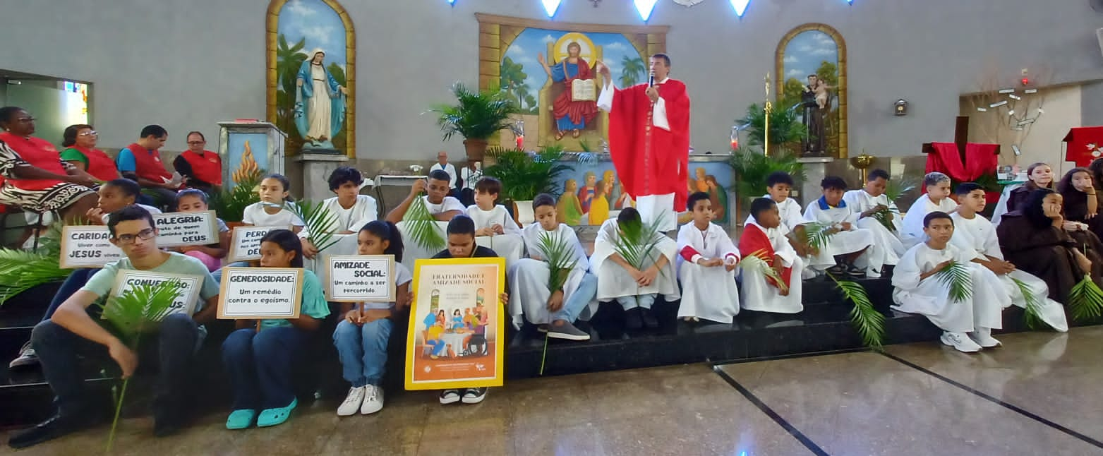 Domingo de Ramos teve missas e procissões