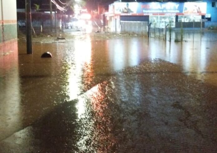 Em uma hora de forte chuva, 90 mm causaram estragos em Olímpia