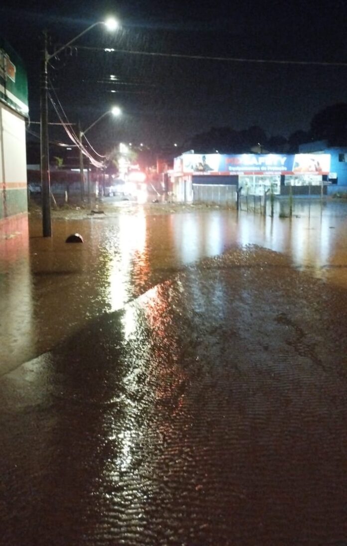 Em uma hora de forte chuva, 90 mm causaram estragos em Olímpia