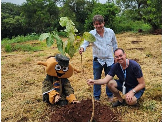 SAAE Barretos realiza plantio de árvores frutíferas com participação da TEBE