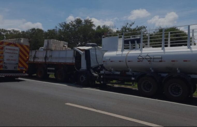 Colisão entre caminhões na Faria Lima mobiliza bombeiros