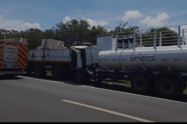 Colisão entre caminhões na Faria Lima mobiliza bombeiros