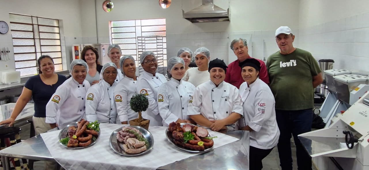 Alunos concluem curso de Processamento de Carnes com produção de vários pratos