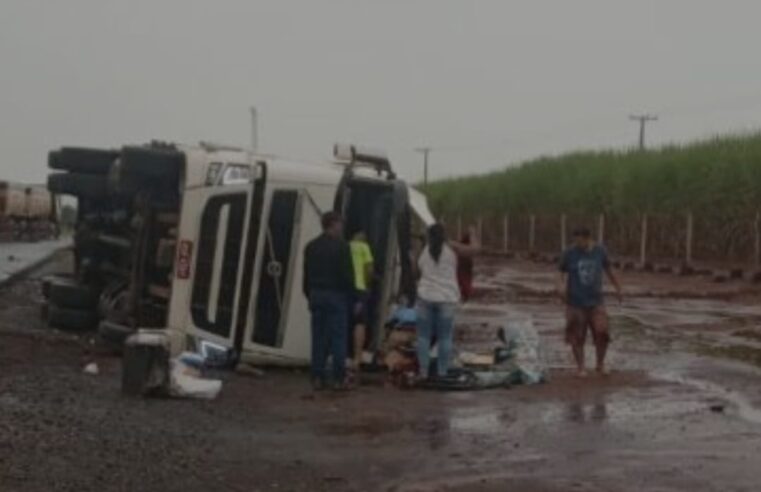 Caminhão tomba na rodovia Brigadeiro Faria Lima