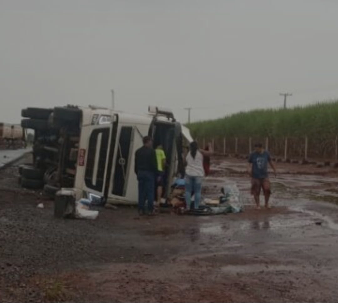 Caminhão tomba na rodovia Brigadeiro Faria Lima