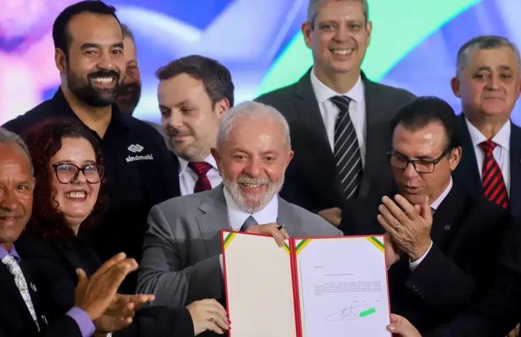 Lula assina projeto que regula atividade de motoristas de aplicativo